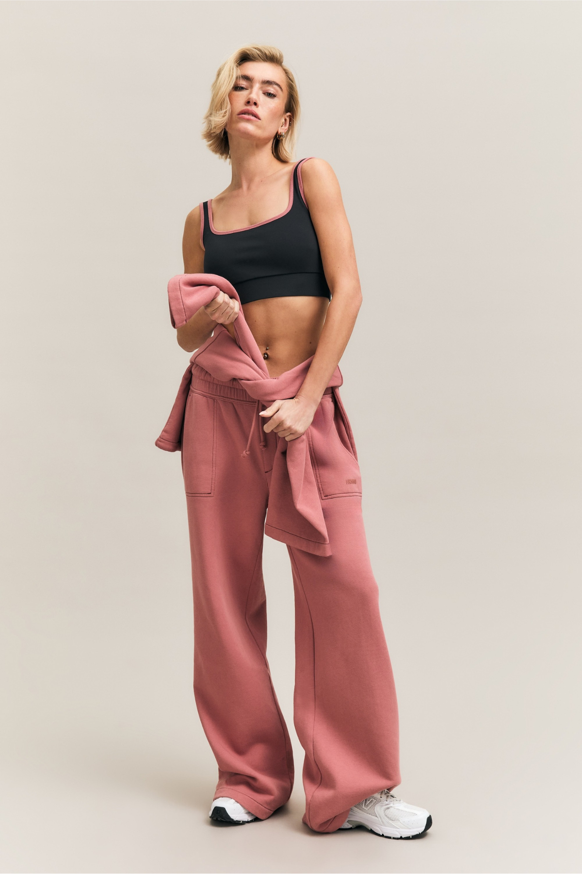 Black Square-Neck Contrast-Trim Active Crop – Transform – view 03