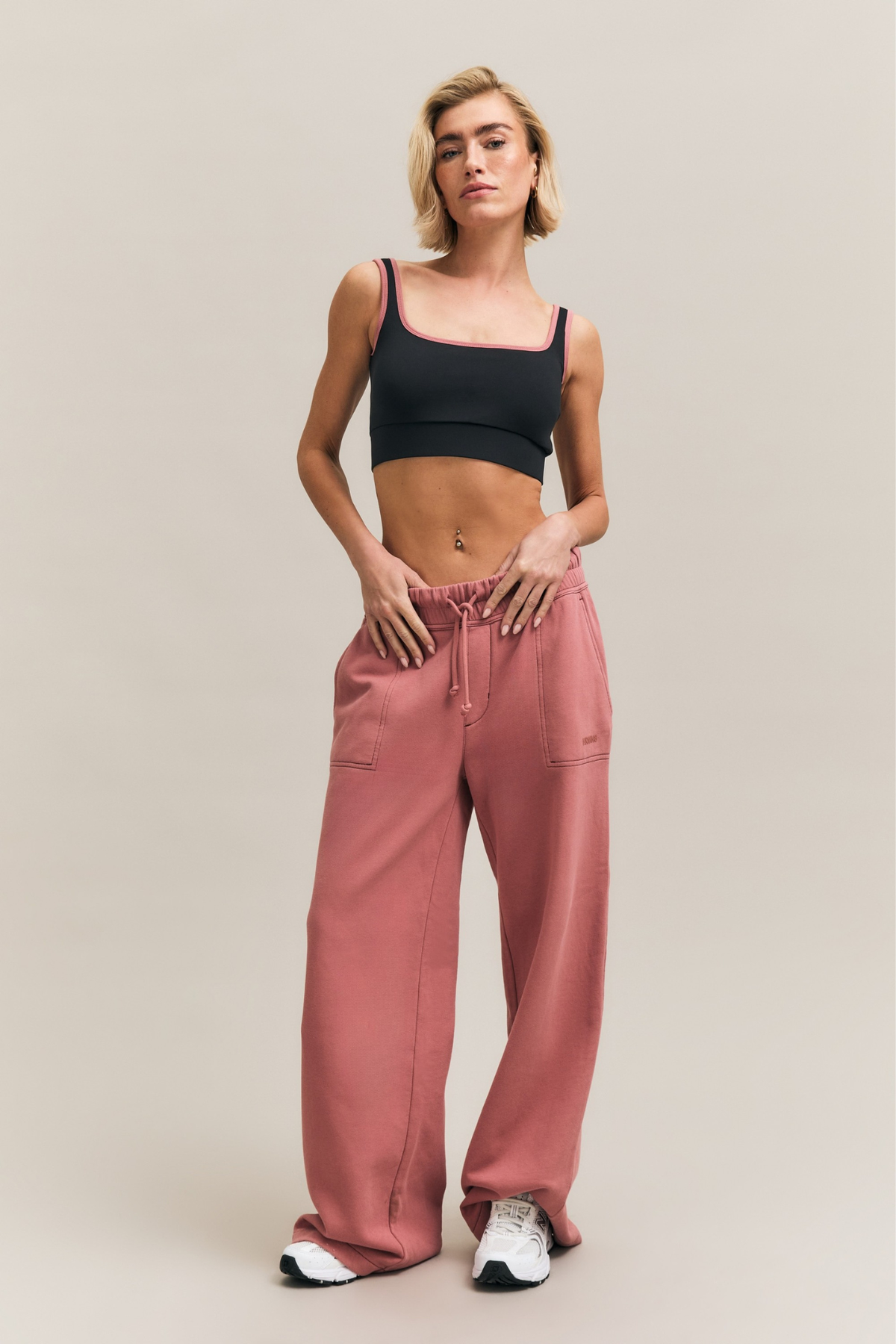Black Square-Neck Contrast-Trim Active Crop – Transform – view 05