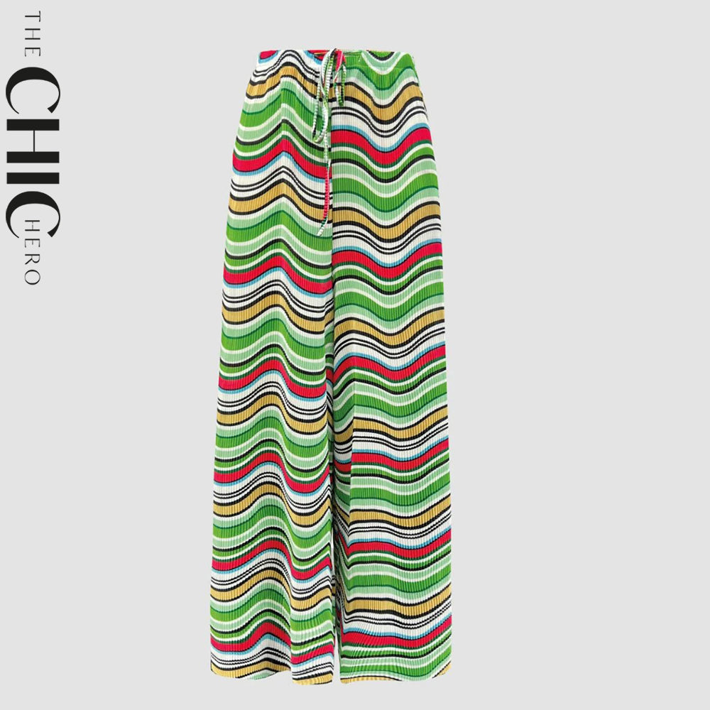 Plus size model in green wavy stripes print wide-leg drawstring palazzo pants, stretchy opaque crease-resistant fabric