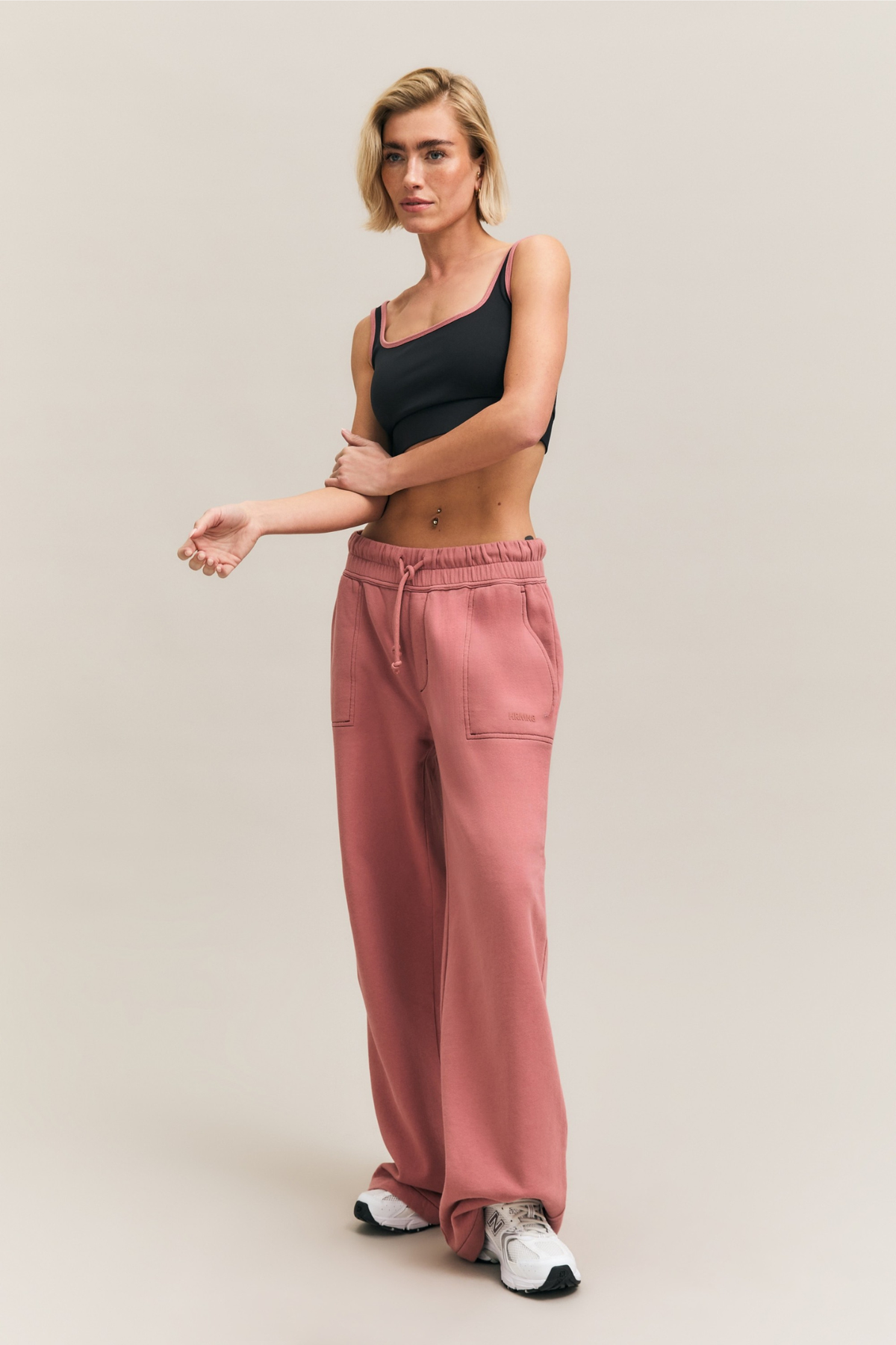 Black Square-Neck Contrast-Trim Active Crop – Transform – view 04