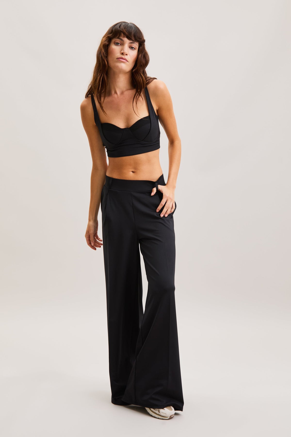 Black Strappy Open-Back Sports Bra – Form – view 02
